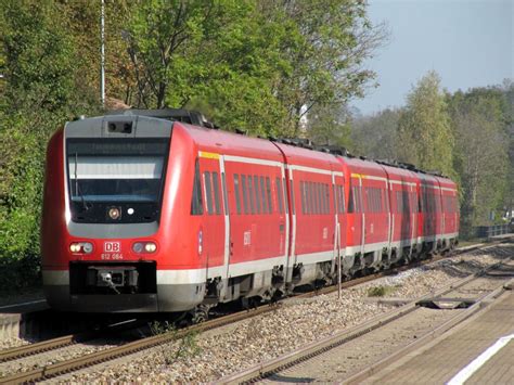 BR 612 084 fährt am 01.10.2011 in den Bhf. Kaufbeuren ein u. wird u.a ...
