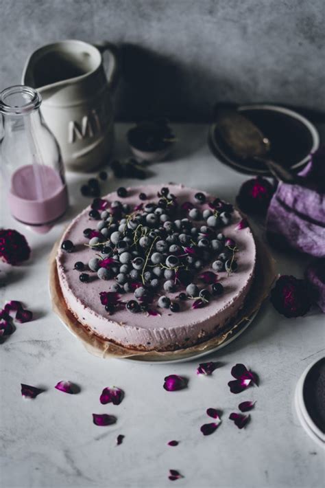 Sommerliche Cassis Buttermilch Torte direkt aus dem Kühlschrank