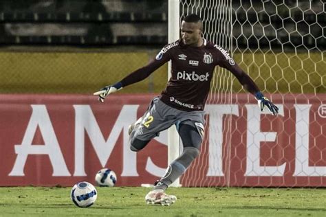 Santos Acerta Empr Stimo E Goleiro John Esperado Pelo Internacional