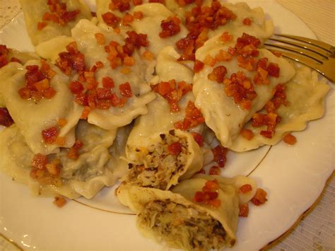 Pierogi z kiszoną kapustą kaszą gryczaną i mrożonymi grzybami