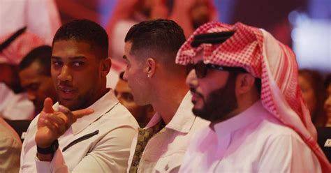 Galerija Christiano Ronaldo I Anthony Joshua Gledaju Me Stolje A Str