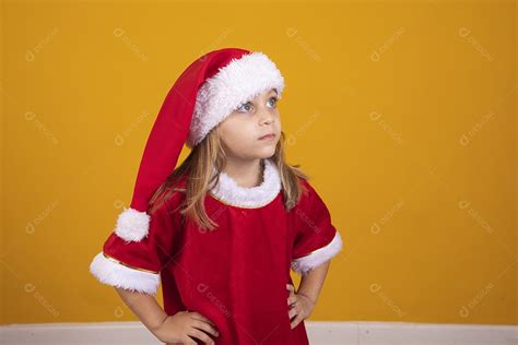 Linda menina criança usando chapéu papai Noel feliz natal download