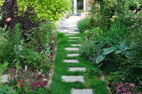 How to Lay Garden Stepping Stones - BBC Gardeners World Magazine