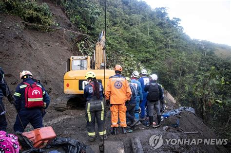 더쿠 콜롬비아 산사태로 버스 등 차량 파묻혀 최소 27명 사망