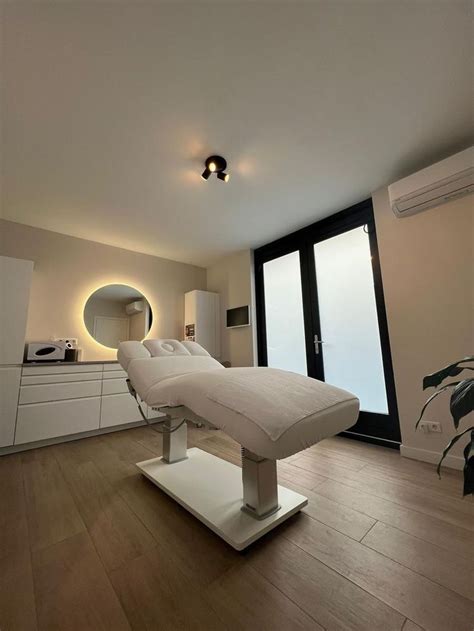 Modern Esthetician Room Decor