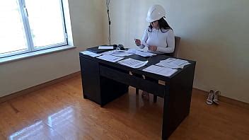 Trabajador se folla a la esposa del jefe después de que él la rechaza XVIDEOS