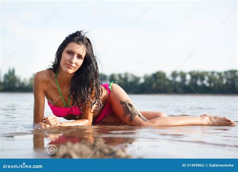 Sexy Frau Im Bikini Der In Das Wasser Legt Stockbild Bild Von Schwimmbad Bikini