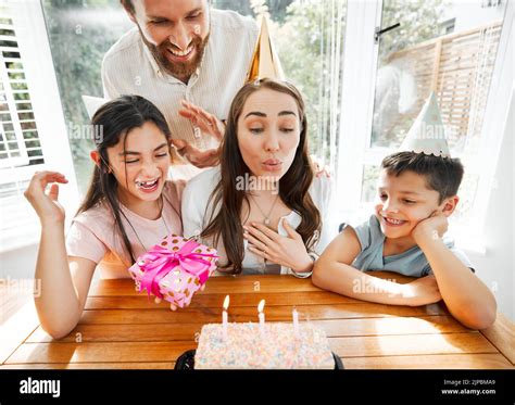 Ni Os Felices Comiendo Fotograf As E Im Genes De Alta Resoluci N