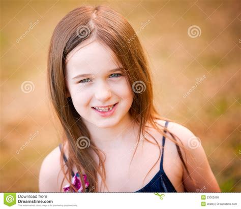 Une Verticale D Une Belle Fille De Six Ans Photo Stock Image Du Brune