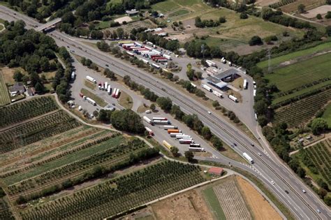 Ingelheim am Rhein von oben Autobahn Raststätte und Parkplatz der