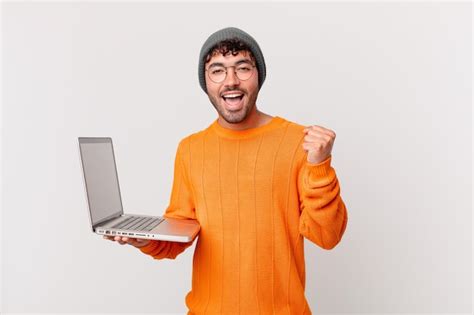 Hombre Nerd Con Computadora Que Se Siente Sorprendido Emocionado Y