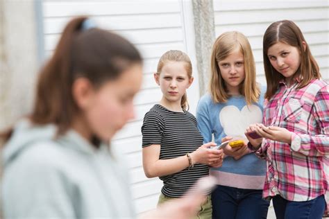 Klike In Odnosno Nasilje Med Dekleti Kaj Lahko Storimo Program Neon