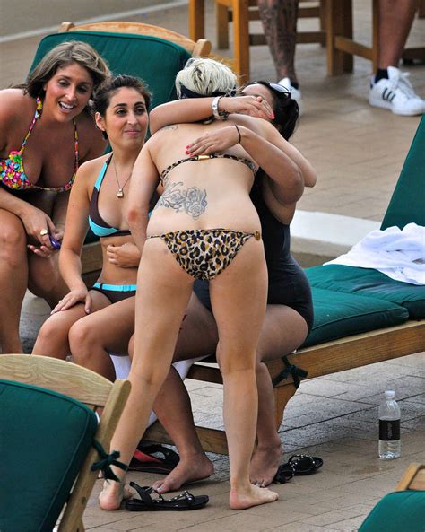Lady Gaga entblößt ihren sexy Körper und heißen Arsch im Bikini am Pool Porno Bilder Sex Fotos