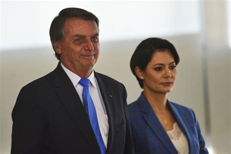 Foto Após o culto Jair Bolsonaro e Michelle Bolsonaro participaram de