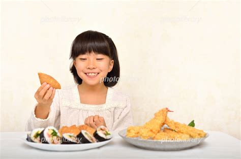 お寿司を美味しそうに食べる女の子 写真素材 [ 4756236 ] フォトライブラリー Photolibrary