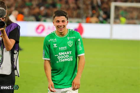 Quand Moueffek Assiste Au Match De L ASSE Depuis Le Kop Sud