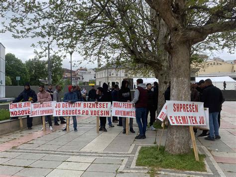 Protestë para Qeverisë për mos devijim të autostradës Prishtinë Pejë