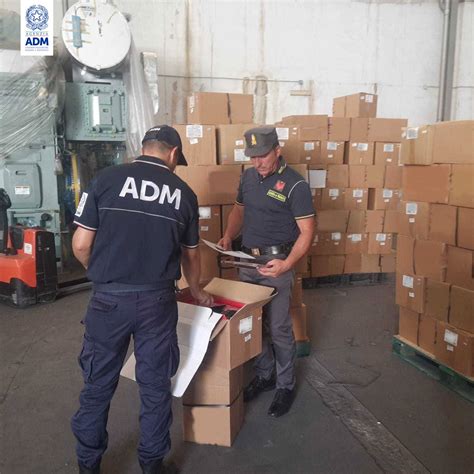 Palermo Maxi Sequestro Di Capi Di Abbigliamento Di Contrabbando Live