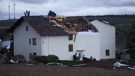 Sturm Fabienne Zum Herbstanfang Frau Von Baum Erschlagen Wetter