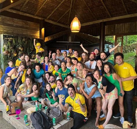 Elenco de Todas as Flores se reúne para assistir ao jogo do Brasil