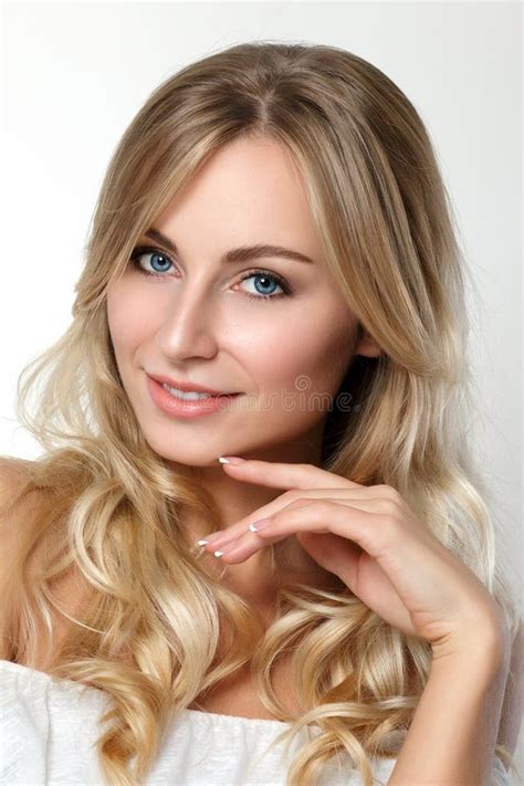Portrait De Belle Femme Blonde Image Stock Image Du Renivellement Parfait