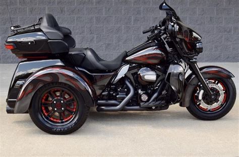 Harley Davidson Motorcycle in Black and Red