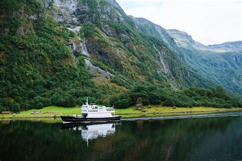 Un Barco Navegando En Los Fiordos Noruegos Impresionante Vista De La