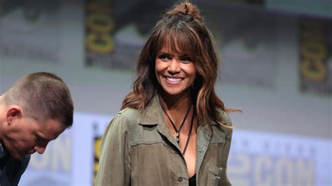 Halle Berry e la reazione perfetta alle critiche per le foto hot nuda sul balcone c è chi ha