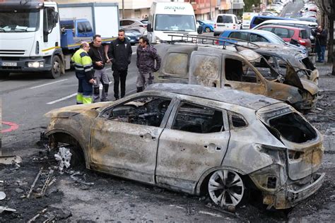 Un Incendio Calcina Cinco Veh Culos Y Cuatro Contenedores En Lasarte