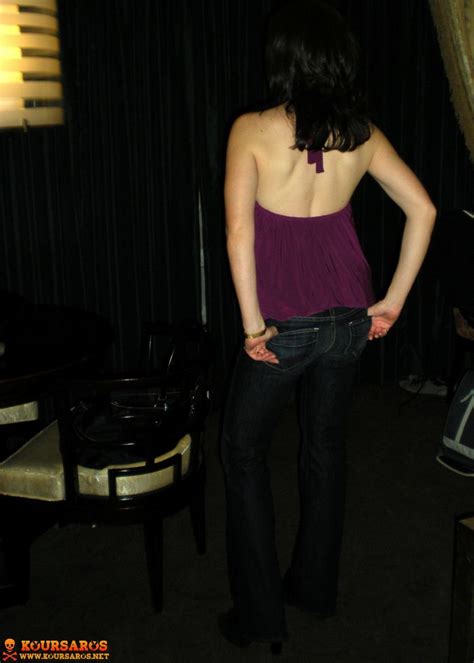 άρα Μελαχρινή MiLf Με Μικρά Βυζιά Καυτό Κωλαράκι Και Περιποιημένο Μουνί KoUrSaRoS net