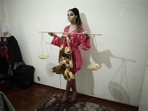 G1 Transexual desfila fantasia crítica à bancada evangélica na Parada Gay notícias em