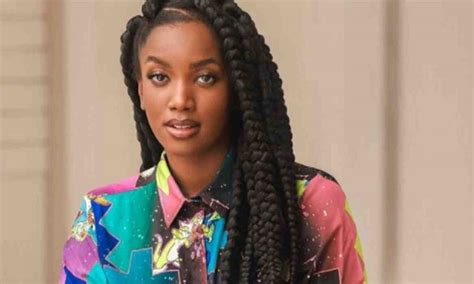 Rihanna encanta fãs ao posar em ensaio sensual lingerie