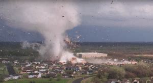 Meteorologist S Incredible Drone Footage Of Devastating Kansas Tornado