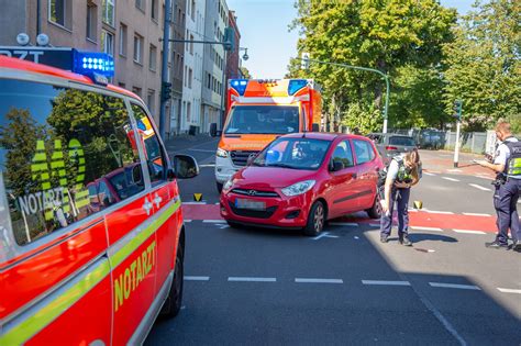 Unfall in Krefeld Auto erfasst Radfahrer 74 Jähriger verletzt