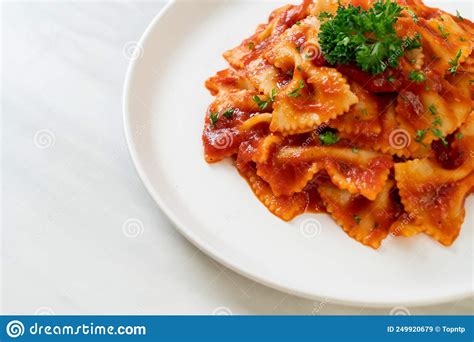 Pasta De Fala En Salsa De Tomate Con Perejil Imagen De Archivo Imagen