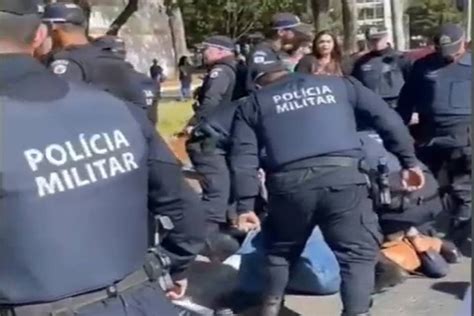 Manifestante Jogado No Ch O Por Pms Em Ato De Enfermeiros N O Estou