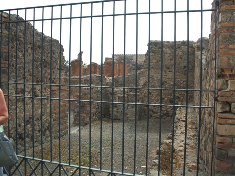 VI 3 28 Pompeii May 2005 Entrance Looking West