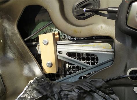 Направляющие стеклоподъемника — Renault Megane III, 1,6 л, 2010 года ...
