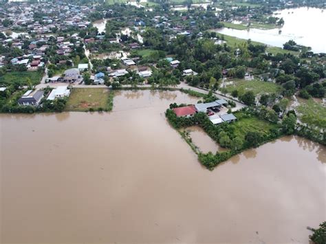 Inundações em comunidades rurais na tailândia causadas por tempestades