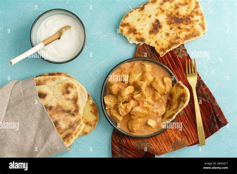 Indian butter chicken with naan bread Stock Photo - Alamy