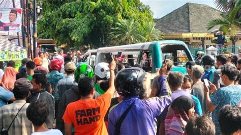 Sopir Kabur Usai Tabrak Pemotor Warga Marah Dan Hancurkan Angkot Di