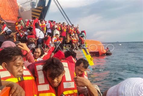 Evakuasi Korban Kebakaran Kapal Ferry Kmp Royce Di Merak Antara Foto