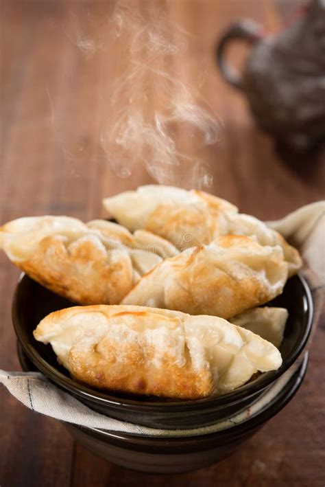 Bolas De Masa Hervida Fritas Cacerola China Popular De La Comida Foto