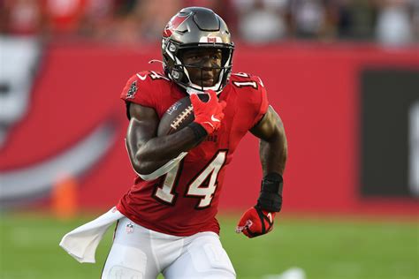Chris Godwin Rumors: Bucs 'Have High Interest in Re-Signing' Injured WR