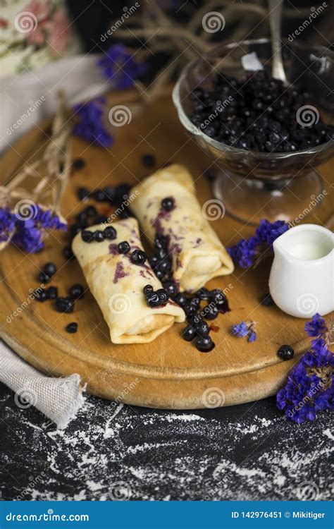 Crepes Con El Atasco Del Ar Ndano Y El Atasco De La Baya Imagen De