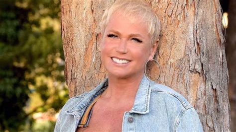 Aos 60 anos Xuxa Meneghel surge de look curtíssimo e boa forma vira