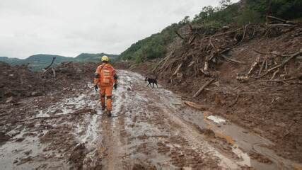 Equipes De Resgate Continuam Buscas Por Dezenas De Desaparecidos Nas