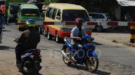 Aksi Nekat Pengendara Motor Terobos Palang Pintu Kereta Di Cicalengka