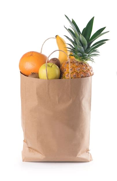 Frutas Y Verduras En Una Bolsa De Papel Aislado Sobre Fondo Blanco