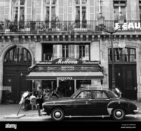 Paris Cafe 1950s Hi Res Stock Photography And Images Alamy